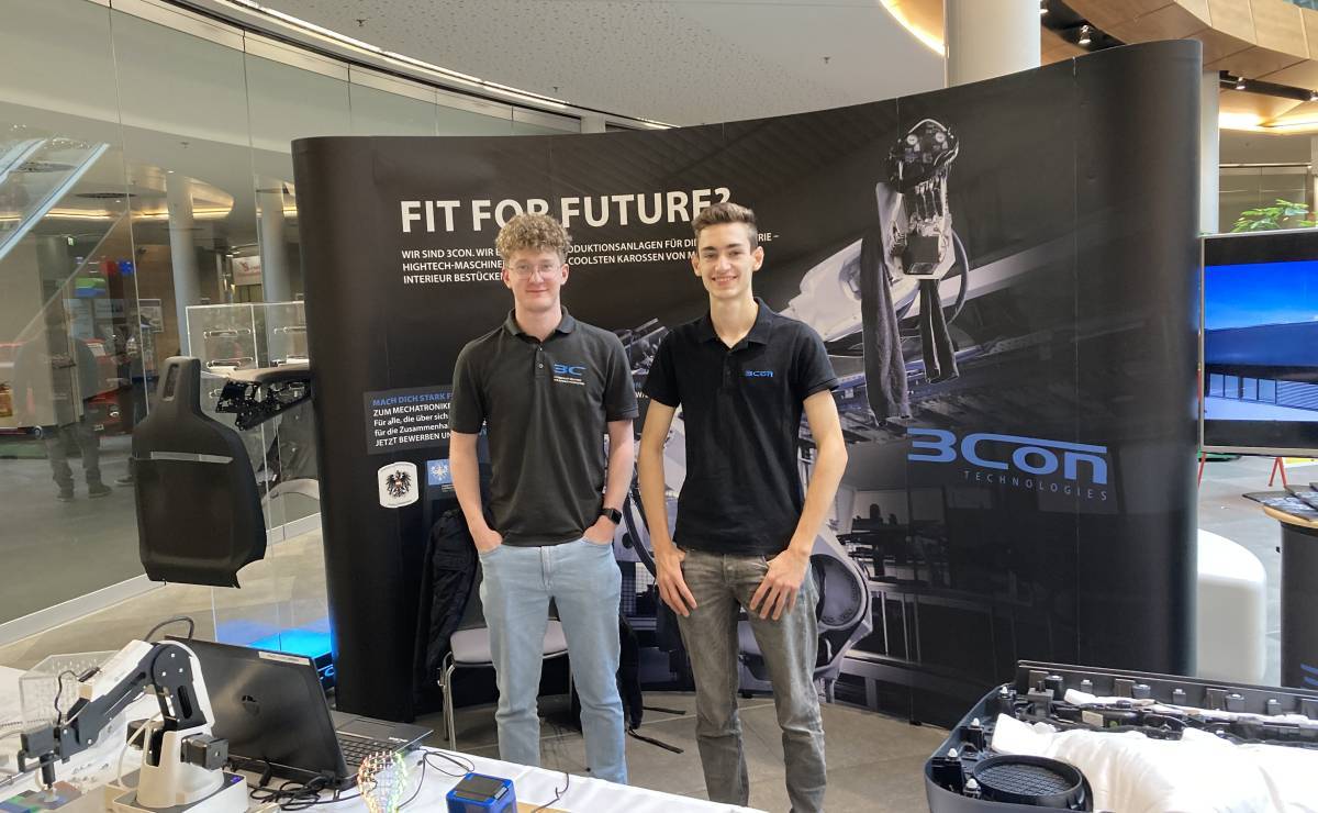 ¡Bien hecho!: Nuestros aprendices Bastian y Martin como representantes en la feria de empleo Kufstein 2024